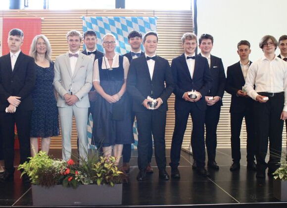 Gruppenfoto mit den Jahrgangsbesten 2025