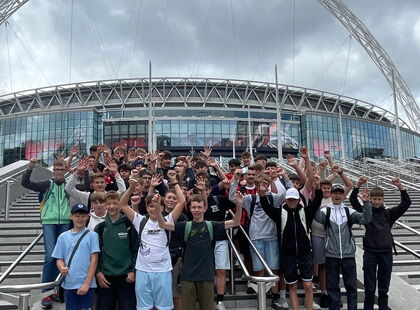 Englandfahrt 2025 Gruppenbild der 8. Klassen